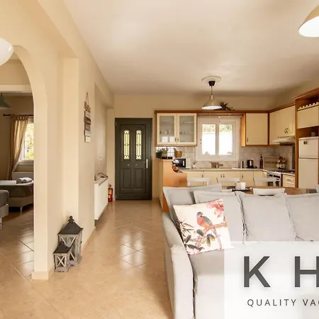 Holiday home Pinelopi's In Lourdata Village! *